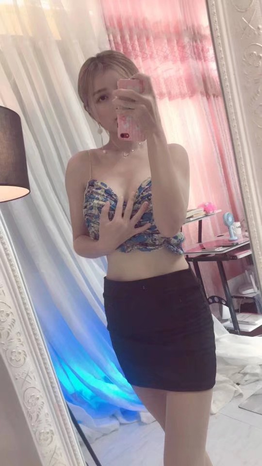 纯正鲜嫩的小战斗鸡汁多味美，波大臀紧尺度给力很尽情