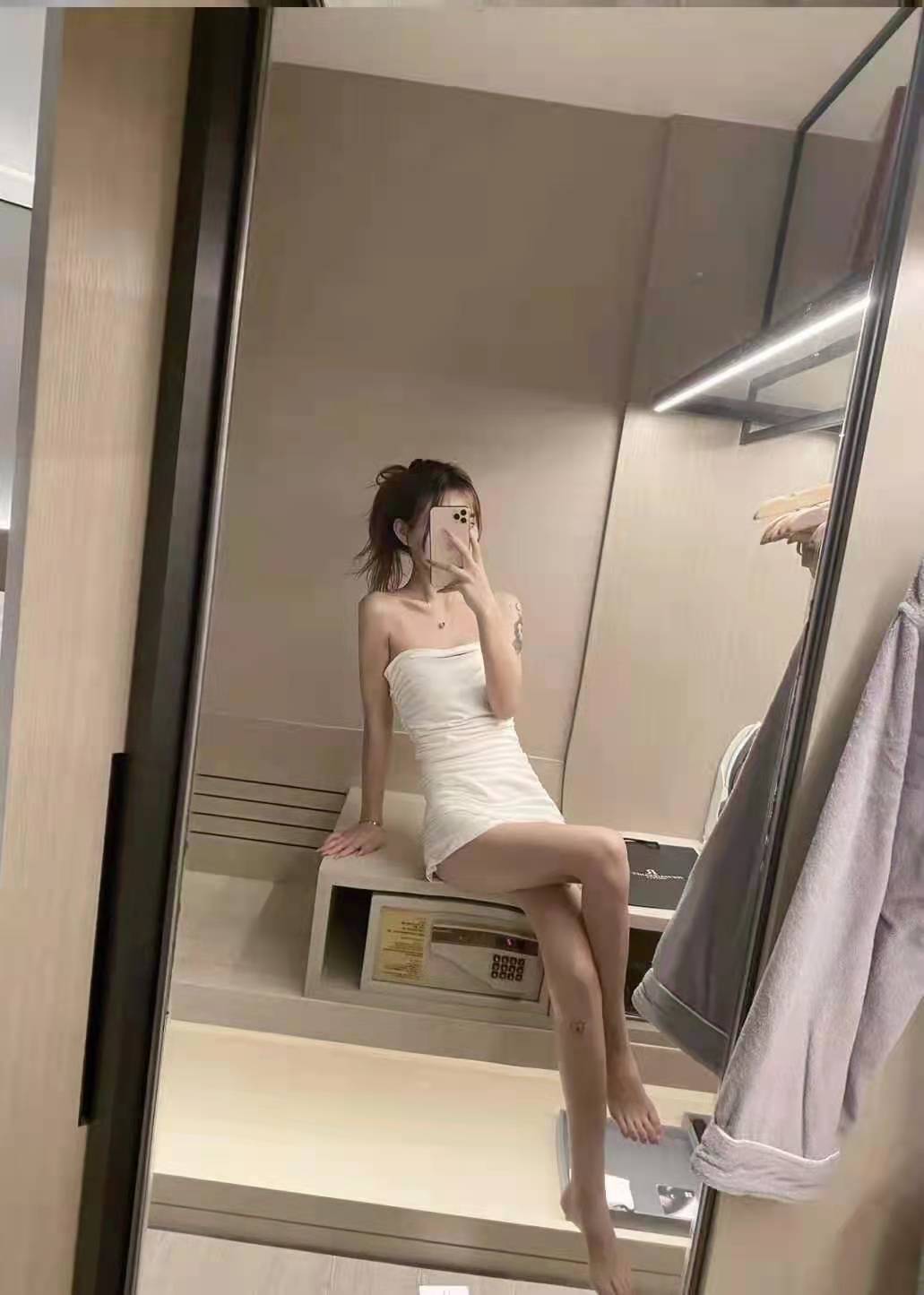 00后纯情小姐姐，黑丝美腿，各种挑逗